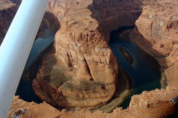 Widok z samolotu - Horseshoe Bend na rzece Kolorado w pobliżu Page, Az - Zdjęcie, obraz