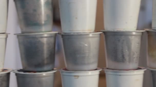 Βίντεο από στοιβαγμένες κάψουλες καφέ μιας χρήσης. Θέμα ανακύκλωσης. - Πλάνα, βίντεο