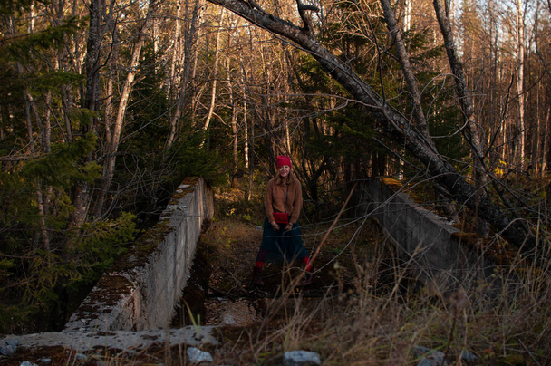 Blonde girl in the wild autumn forest - Foto, Bild