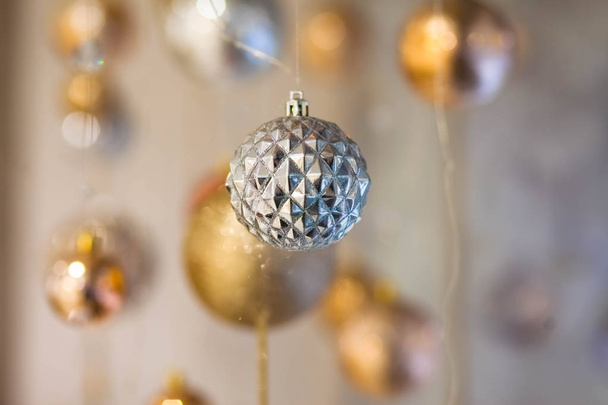 Karácsonyi dekoráció a kirakatban. Karácsonyfa labdák - Fotó, kép