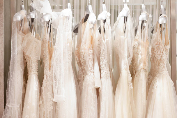 Elegantní šaty ve svatebním salónu. Výběr svatebních šatů v obchodě - Fotografie, Obrázek