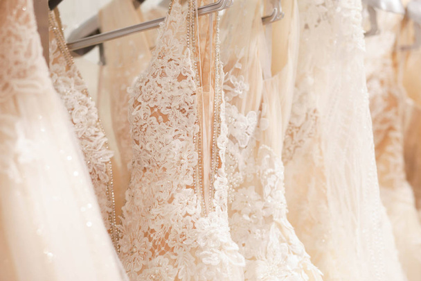 結婚式のサロンのドレスの大規模な選択. - 写真・画像