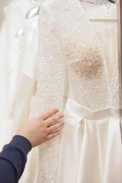 Nevěsta si vybere svatební šaty v luxusním salónu - Fotografie, Obrázek