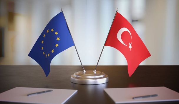 Σημαίες Τουρκίας και Ευρώπης στο τραπέζι. Διαπραγμάτευση μεταξύ Ευρωπαϊκής Ένωσης - Φωτογραφία, εικόνα