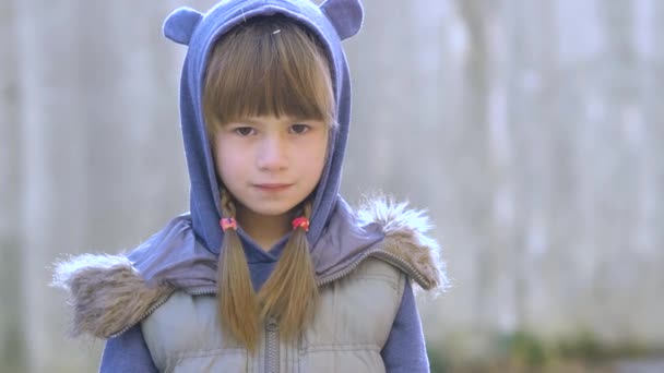 Portré boldog gyermek lány meleg ruhákban ősszel szabadban. - Felvétel, videó