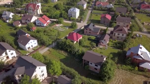 Légi kilátás vidéki területen egy város lakóházak és utcák felülről. - Felvétel, videó