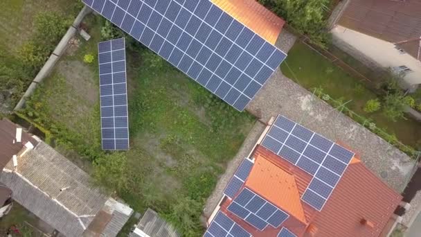 Αεροφωτογραφία ενός ιδιωτικού σπιτιού με ηλιακούς συλλέκτες στην οροφή. Φωτοβολταϊκό σύστημα ανανεώσιμων πηγών ενέργειας στο κτίριο και στο έδαφος. - Πλάνα, βίντεο