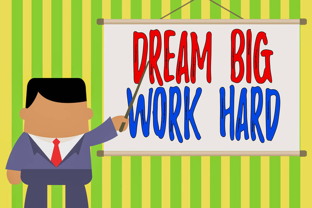 Написание текста Dream Big Work Hard. Бизнес-концепция для себя и следуйте мечтам и целям, стоя перед проектором, указывающим на идею проекта
. - Фото, изображение