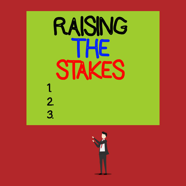 Rukopisný text Raising The Stakes. Koncept znamená Zvýšit nabídku nebo hodnotu Outdo aktuální sázku nebo riskovat Izolovaný pohled mladý muž stojící ukazuje nahoru dvě ruce velký obdélník. - Fotografie, Obrázek