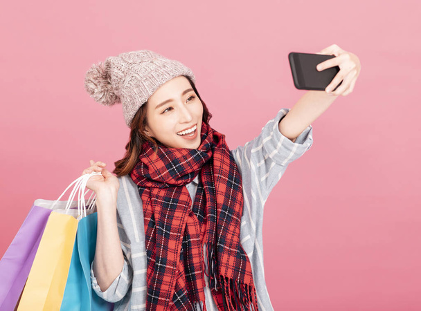 ショッピングバッグを持つ幸せな若い女性。冬売り - 写真・画像