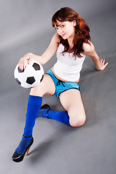 Nuori tyttö ja jalkapallo pallo
 - Valokuva, kuva