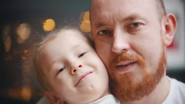 Kaukasische Familie - Vater und Tochter - ein glatzköpfiger Mann mit Ingwerbart - Filmmaterial, Video