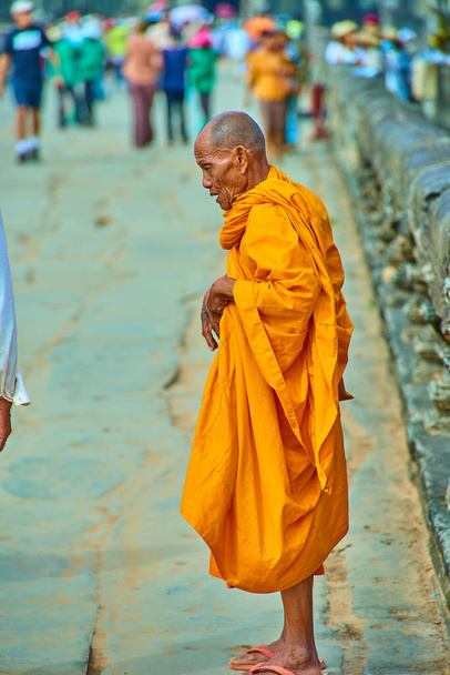 SIEM REAP, CAMBODIA - 13 de diciembre de 2014: Complejo de monjes budistas en Angkor Wat, popular atracción turística, Parque Arqueológico Angkor Wat en Siem Reap, Camboya Patrimonio de la Humanidad por la UNESCO
 - Foto, imagen