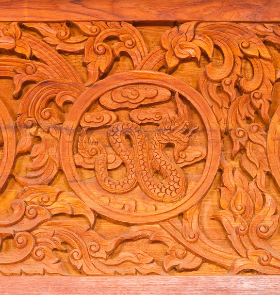 Tallado tradicional en madera estilo tailandés
 - Foto, Imagen