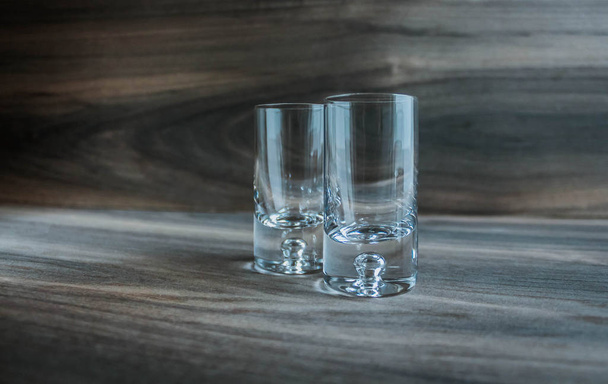 Dos vasos vacíos sobre un fondo de madera
 - Foto, Imagen
