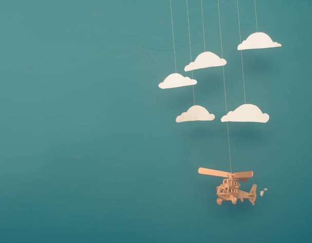 Conception plate du concept de voyage avec hélicoptère et nuages sur fond bleu avec espace de copie
. - Photo, image