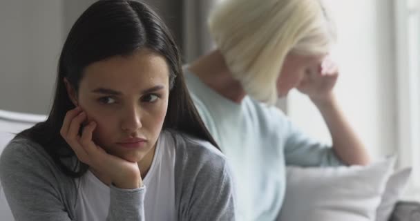 Irritado jovem filha pensando em conflitos após a luta com a mãe
 - Filmagem, Vídeo