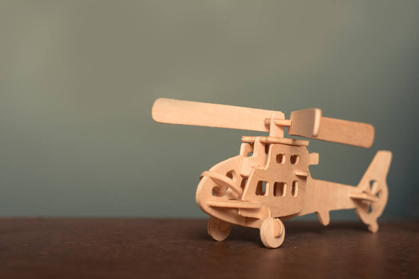 close-up houten speelgoedhelikopter op houten tafel - Foto, afbeelding