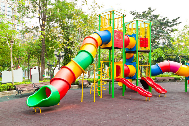 Parque infantil colorido em uma cidade
 - Foto, Imagem