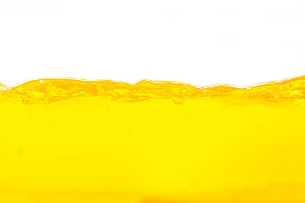 Salpicadura de agua naranja, salpicadura de superficie de agua naranja y burbujas sobre fondo blanco
. - Foto, imagen