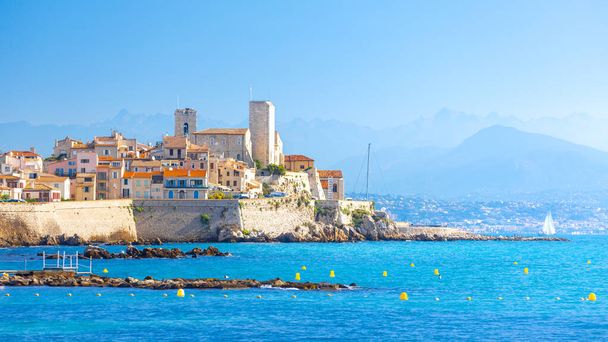Centre historique d'Antibes, Côte d'Azur, Provence, France. Antibes est une destination touristique méditerranéenne populaire
 - Photo, image