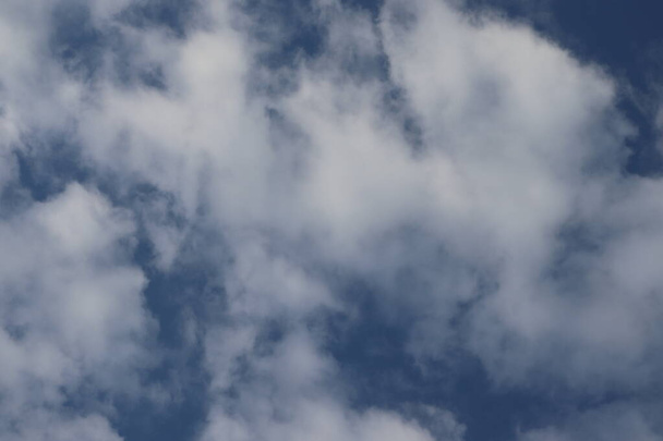Błękitne niebo z chmurą. Niebieskie niebo tło z malutkimi chmurami - Zdjęcie, obraz