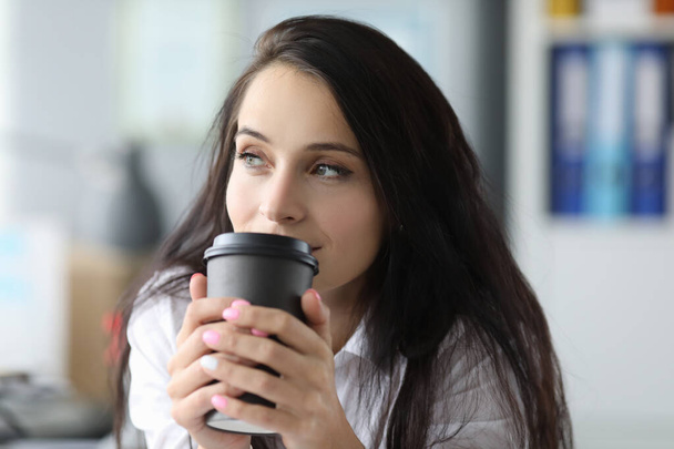 Γυναίκα πίνει τσάι στο γραφείο - Φωτογραφία, εικόνα