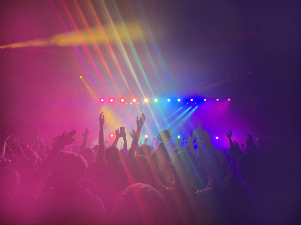 Bir rock konseri için arka plan bulanık, Conc 'daki spot ışıkları - Fotoğraf, Görsel