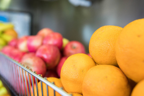 新鮮,スーパーマーケットでシェル上の自然と健康的な有機果物.健康食品の概念。ファーマーズマーケット - 写真・画像