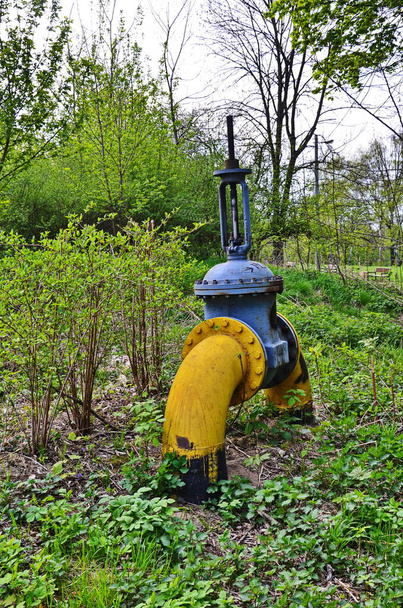 Válvula de gas natural pintada en color amarillo, primer plano
 - Foto, Imagen