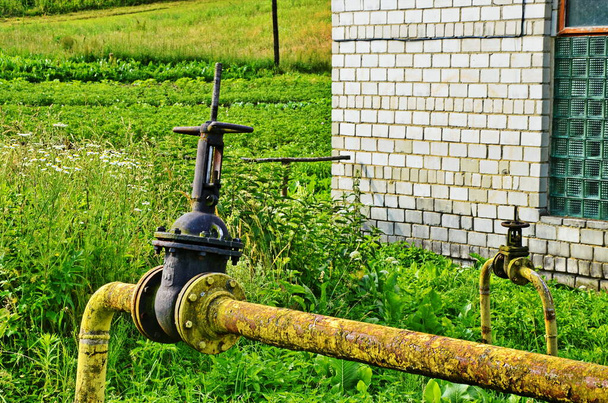 Βαλβίδα φυσικού αερίου βαμμένη σε κίτρινο χρώμα, closeup - Φωτογραφία, εικόνα