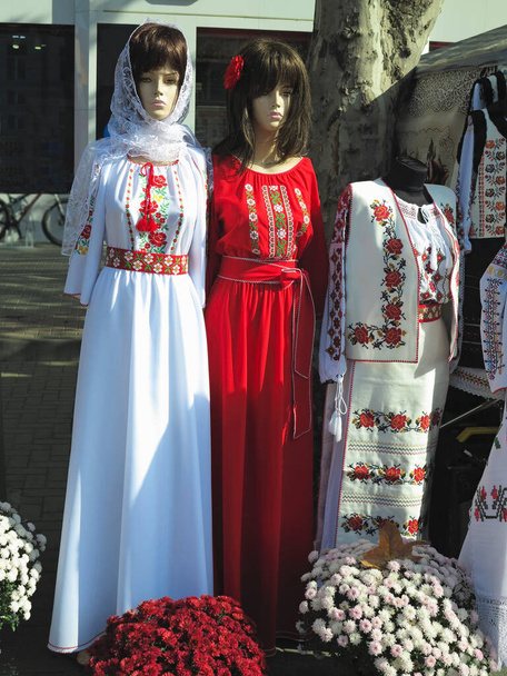 Lady Mannequin στην εθνική παραδοσιακή βαλκανική, moldavian, roma - Φωτογραφία, εικόνα