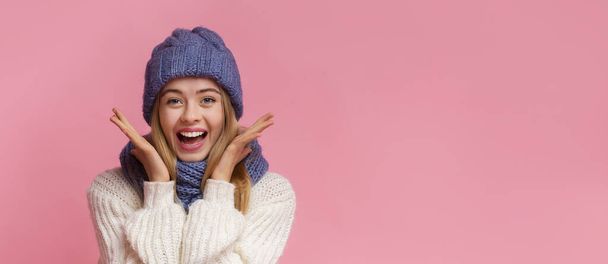 Excited young woman in winter clothes seeing shocking news - Foto, Imagen