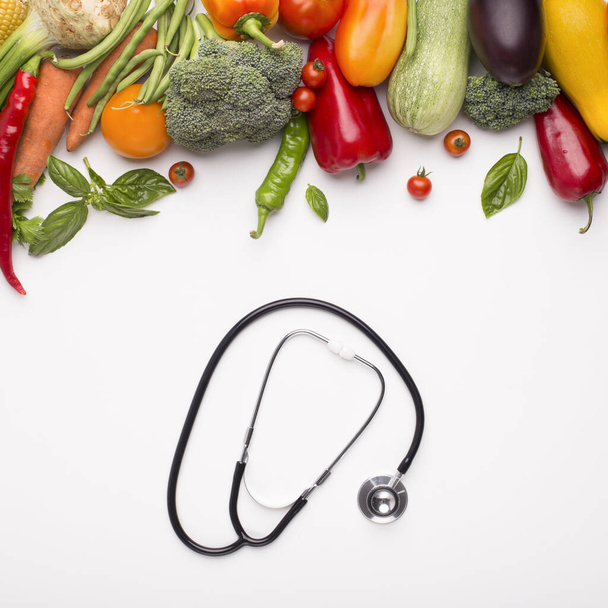 Свежие овощи для сбалансированного питания и стетоскопа
 - Фото, изображение