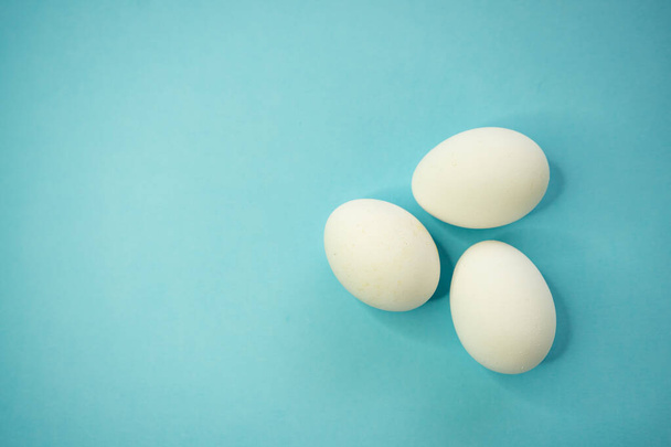 enfoque selectivo, unos huevos de pollo blanco
 - Foto, Imagen