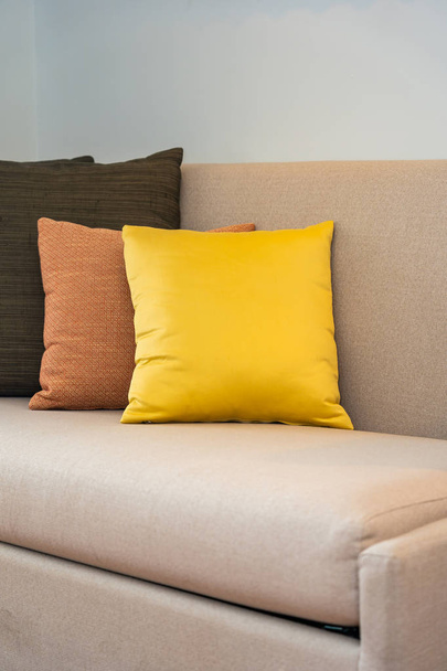 Pohodlný polštář v interiéru dekorace pohovky - Fotografie, Obrázek