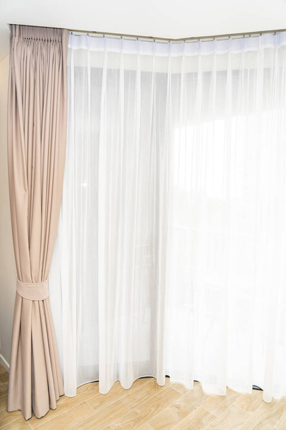 Hermosa ventana y decoración de cortina interior
 - Foto, imagen