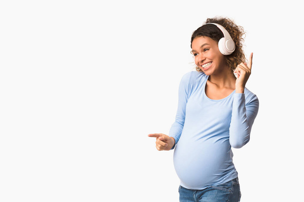 glücklich schwangere Frau Musik hören und tanzen - Foto, Bild