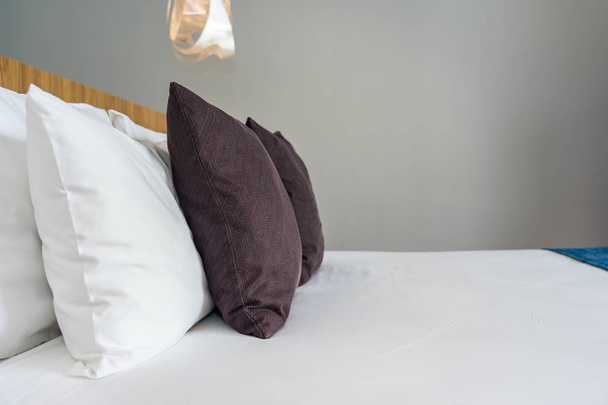 Cuscino bianco sulla decorazione del letto interno
 - Foto, immagini