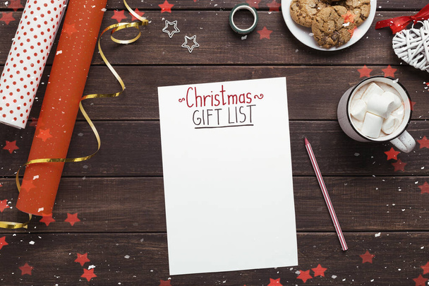 Vánoční seznam dárků ležící na dřevěném pozadí - Fotografie, Obrázek