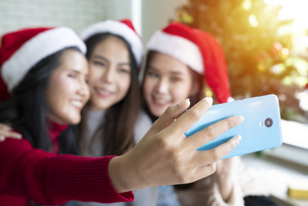 Asian woman friend group team taking selfie with smartphone in t - Foto, immagini