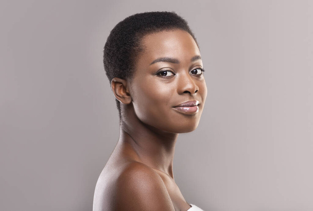 Belle femme afro avec maquillage naturel et cheveux courts
 - Photo, image