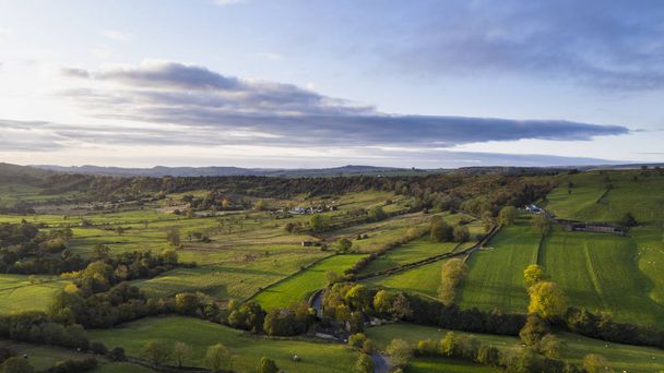 Prachtige luchtfoto drone landschap beeld van Peak District countrysi - Foto, afbeelding