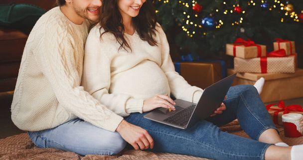 Małżeństwo dokonujące zakupów online na Boże Narodzenie - Zdjęcie, obraz