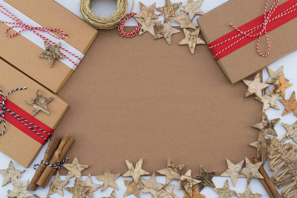 Weihnachtlicher Hintergrund mit Geschenkschachteln, Seilklemmen, Papierrollen und Basteldekorationen. Vorbereitung auf die Ferien. Draufsicht mit Kopierraum. - Foto, Bild