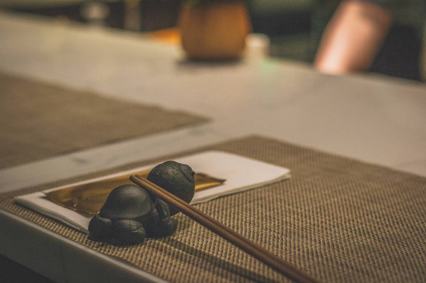 un par de palillos en una mesa en un restaurante
 - Foto, Imagen