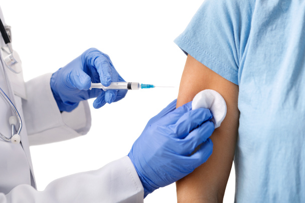 Médico irreconocible sosteniendo jarabe de plástico, haciendo la inyección de vacunación
 - Foto, Imagen
