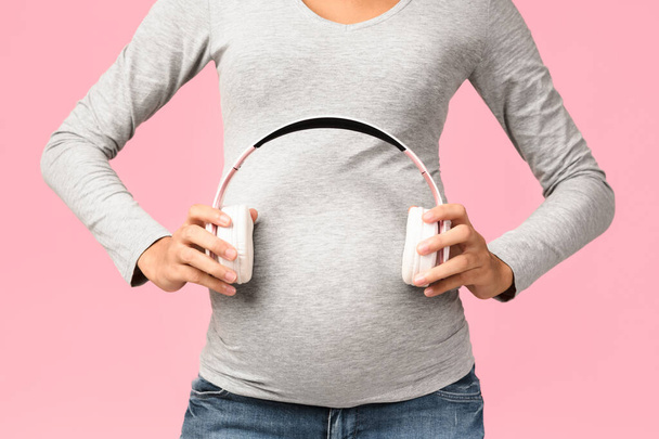 Zwangerschapstherapie. Ongeboren baby luisteren muziek in moeders buik - Foto, afbeelding