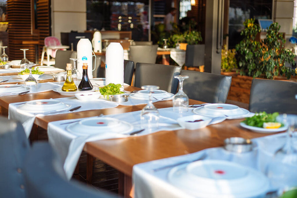Restaurante de estilo griego o turco interior o exterior cena o mesa de almuerzo con ensaladas y aperitivos. Configuración de mesa de cena
 - Foto, Imagen