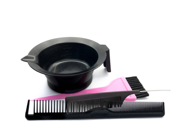 Schale für Farbe, Haarbürste und Pinsel rosa isoliert auf weißem Hintergrund. Set professioneller Friseurwerkzeuge zur Haarfärbung. Zusammenstellung von Werkzeugen für einen Schönheitssalon. Blauer Barbierumhang. - Foto, Bild